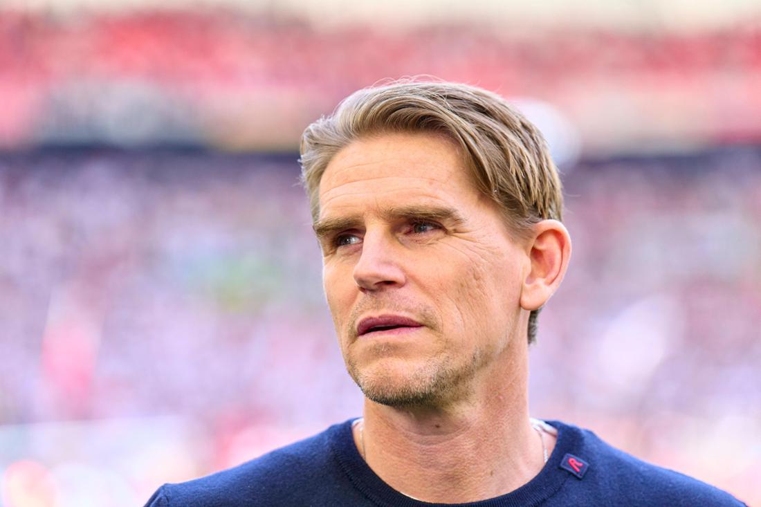 Christoph Freund blickt vor dem Spiel zwischen dem FC Bayern und dem VfB Stuttgart in die Ferne.