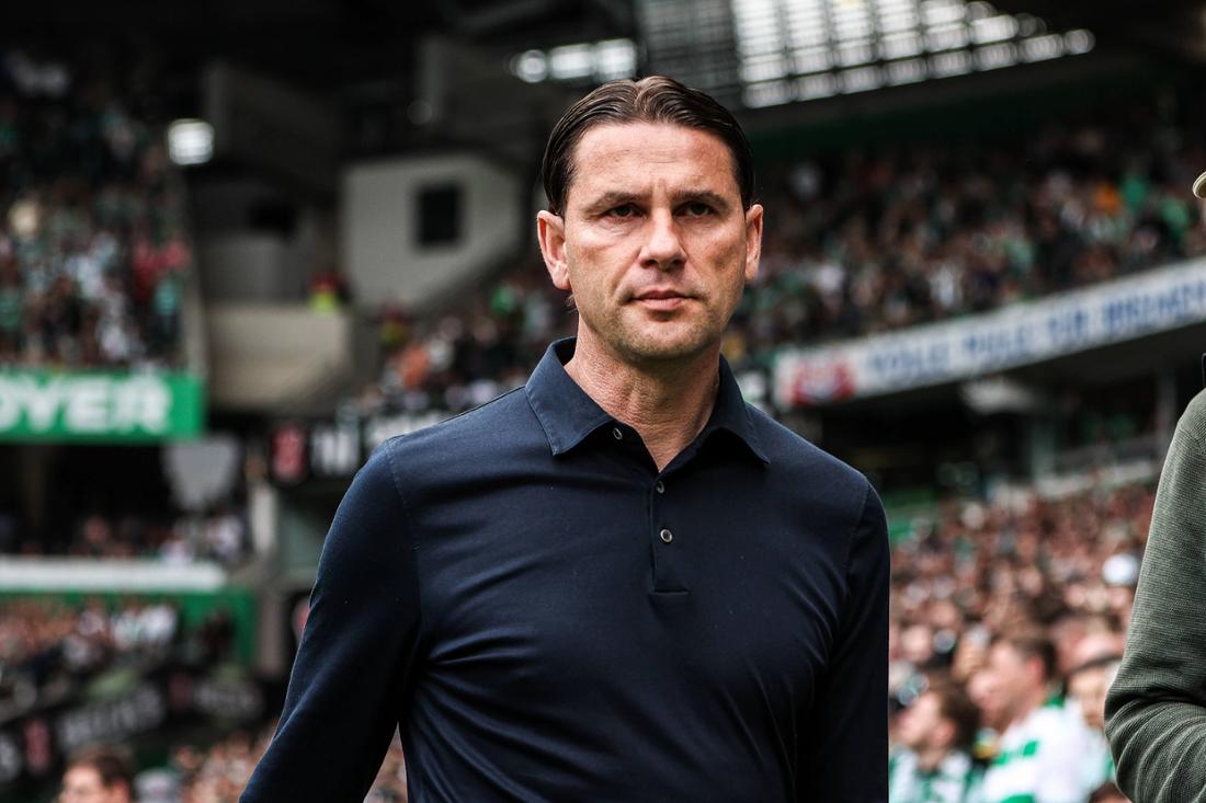 Gerardo Seoane geht im Bundesligaspiel zwischen Werder Bremen und Borussia Mönchengladbach in Richtung Trainerbank.