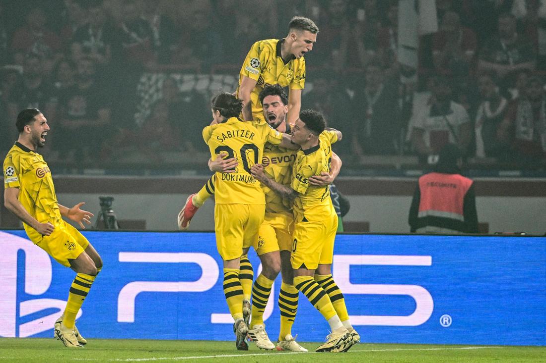 Die Spieler von Borussia Dortmund feiern das 1:0 von Mats Hummels gegen Paris St. Germain