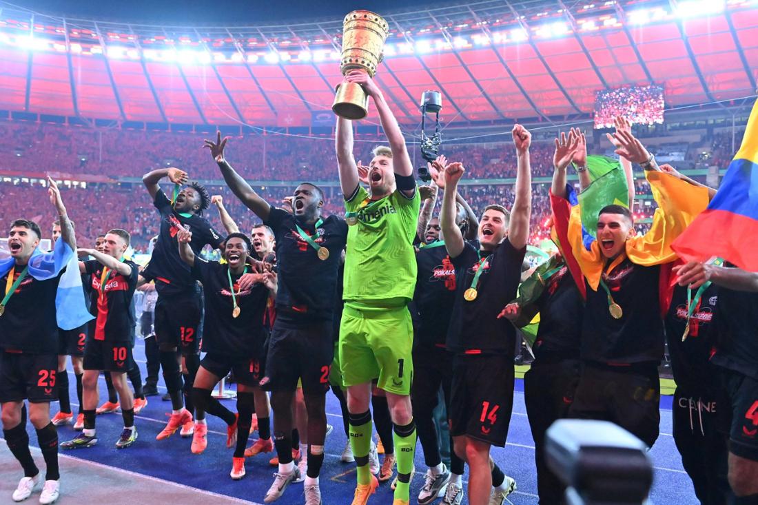 Torwart Lukas HRADECKY (Bayer Leverkusen) mit Pokal, Segerehrung,Jubel,Freude,Begeisterung, Re:Patrik SCHICK (Bayer Leve