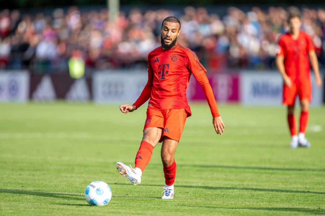 24.07.2024: Fußball: Testspiel FC Rottach-Egern - FC Bayern München im Trainingslager. Münchens Noussair Mazraoui spielt