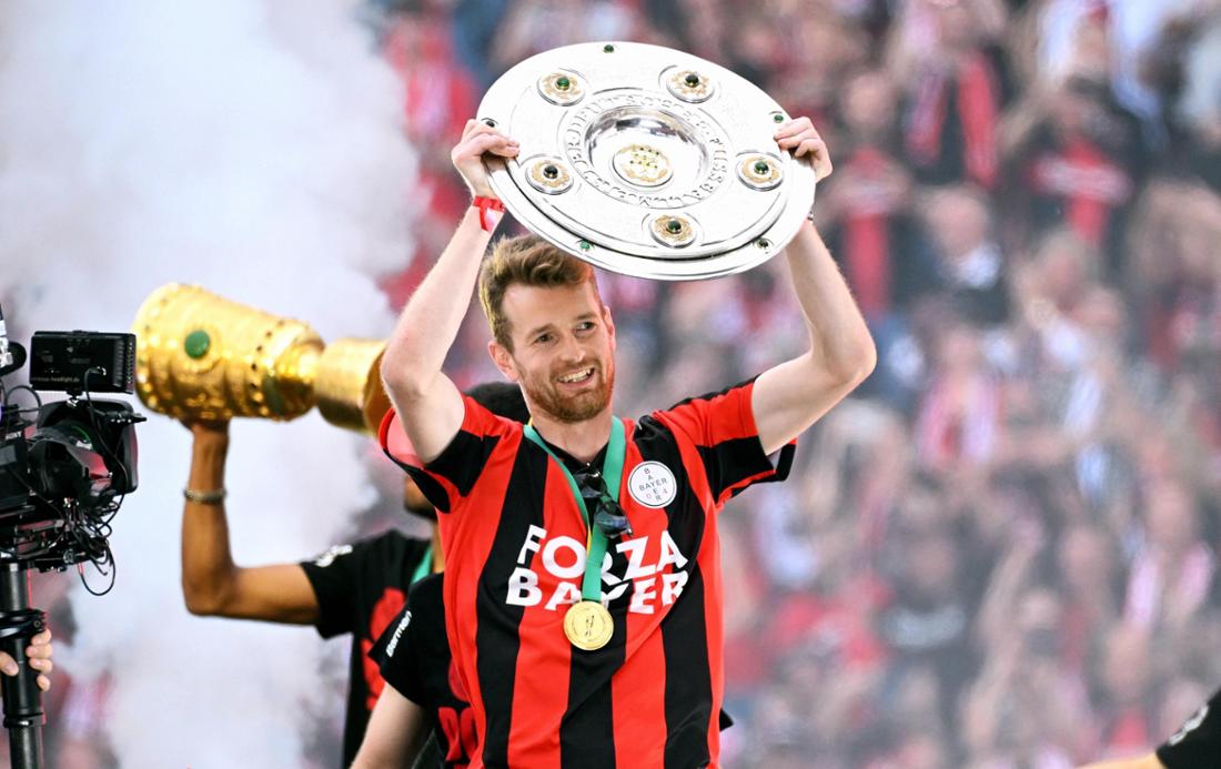 Lukáš Hrádecký feierte mit Leverkusen das Double.