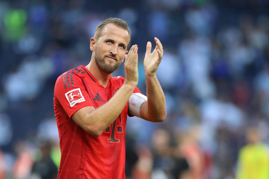 London, England, August 10th 2024: Harry Kane (9 Bayern Munich) applauds the fans during the club friendly game between 