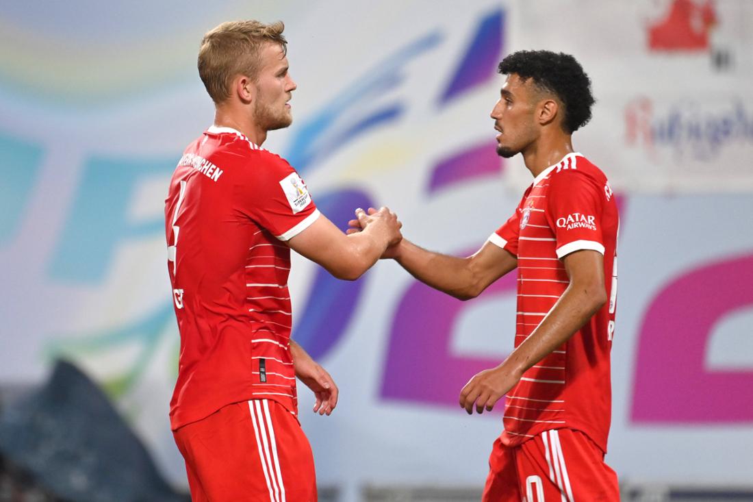 v.li: Matthijs DE LIGT (Bayern Muenchen), Noussair Mazraoui (Bayern Muenchen), Abklatschen,Aktion. Fussball DFL Supercup